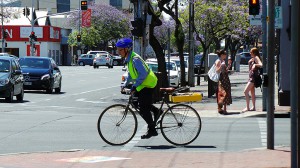 Radfahrer mit Helm und Warnweste