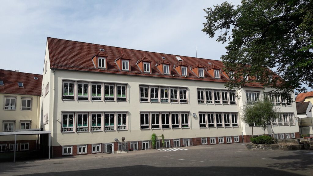 Schule mit Pausenhof